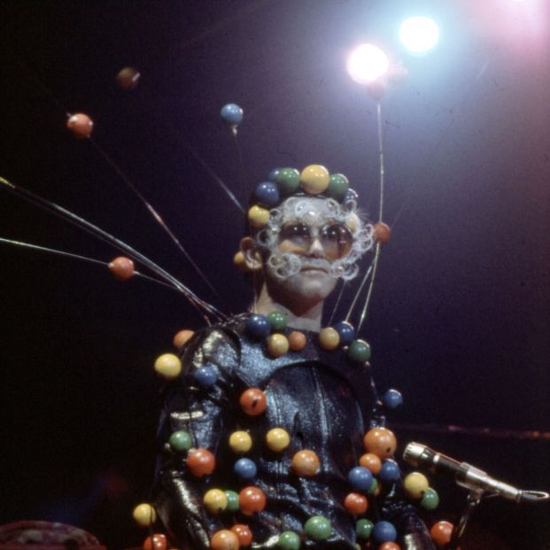 Actuación de Elton John en 1974 by Sam Emerson Actuación de Elton John en 1974 by Sam Emerson