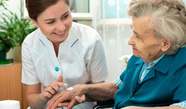 Crecen los 'pactos asistenciales': acuerdos privados para garantizar el cuidado de los mayores