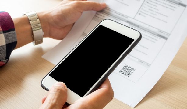 Alerta: suplantan a la DGT con falsas multas que incluyen un QR fraudulento