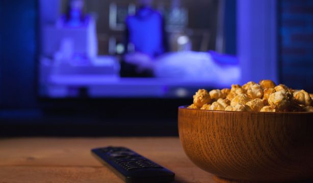 Descubren que ver series en maratón perjudica la memoria y la atención