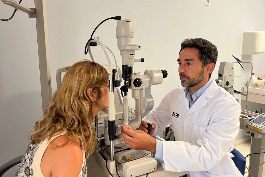 Dr. Salvador Molina, HM Málaga, durante una revisión ocular Dr. Salvador Molina, HM Málaga, durante una revisión ocular