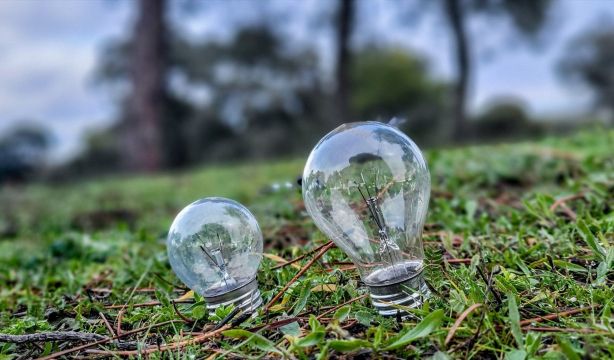 Facua denuncia que las ofertas de la luz del mercado libre son hasta un 23% más caras que el PVPC