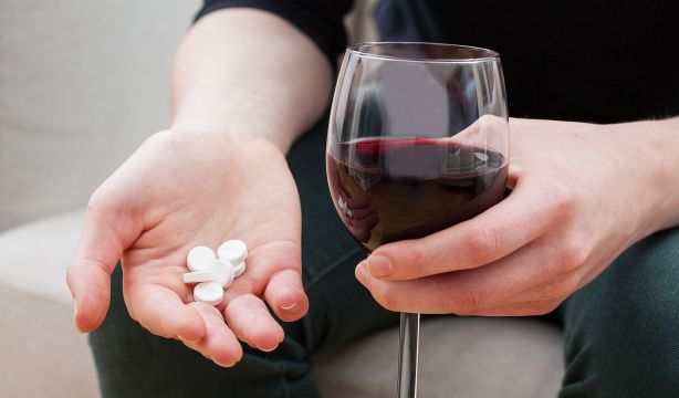 Alcohol y medicamentos: expertos advierten de los riesgos de combinar estas sustancias