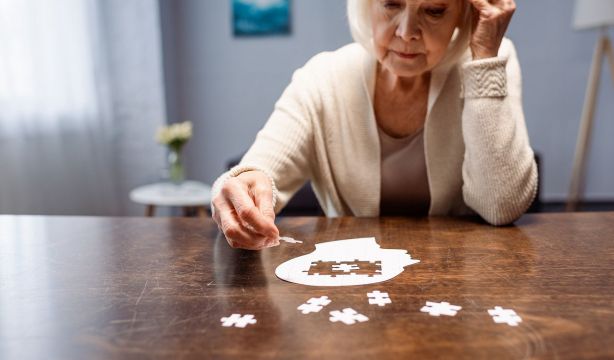 Identifican señales cerebrales que anticipan el alzhéimer antes del diagnóstico clínico