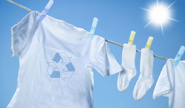Cómo recuperar el blanco de la ropa sin lejía