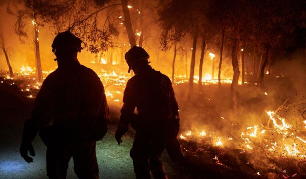 Última hora sobre incendios: el fuego llega a Las Médulas, mientras Ourense lucha contra las llamas