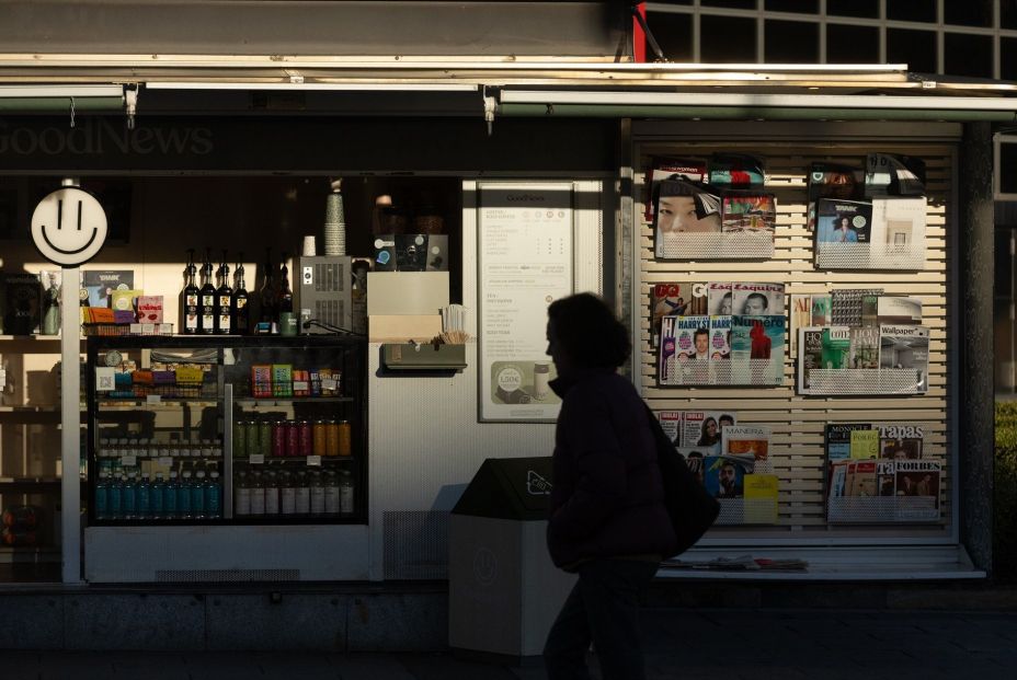 EuropaPress 5638882 persona camina junto quiosco 15 diciembre 2023 madrid espana asociacion EuropaPress 5638882 persona camina junto quiosco 15 diciembre 2023 madrid espana asociacion
