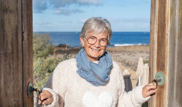 Ni el pueblo ni la ciudad, este es el entorno al que deberías mudarte si quieres vivir más
