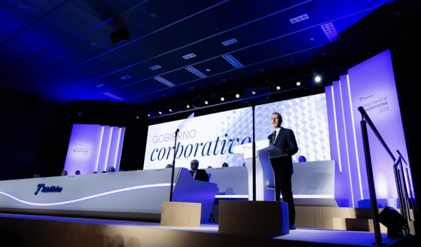 Telefónica apunta a máximos del año en Bolsa y dobla la subida del sector