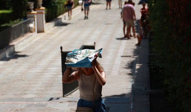 EuropaPress 6152343 persona resguarda sol bolsa soportar altas temperaturas 10 agosto 2024