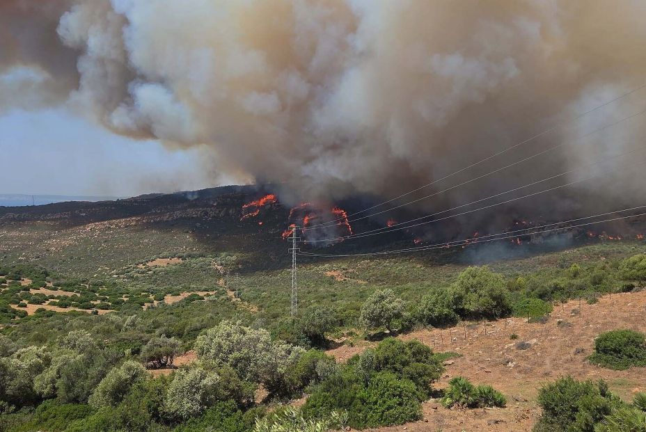 EuropaPress 6898788 medios terrestres aereos operan incendio declarado paraje sierra plata
