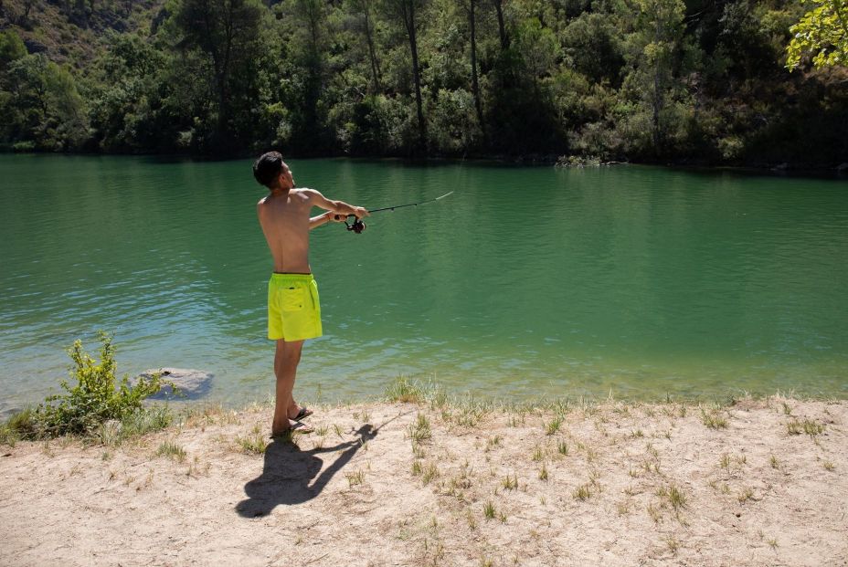 EuropaPress 4636079 persona pescando embalse bolarque 20 agosto guadalajara castilla la mancha EuropaPress 4636079 persona pescando embalse bolarque 20 agosto guadalajara castilla la mancha