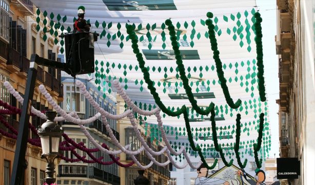 La Feria de Málaga arranca con sus tradicionales fuegos artificiales, música y un show de drones