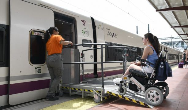 Adif Acerca amplía ayudas para facilitar el acceso al tren a viajeros en silla de ruedas