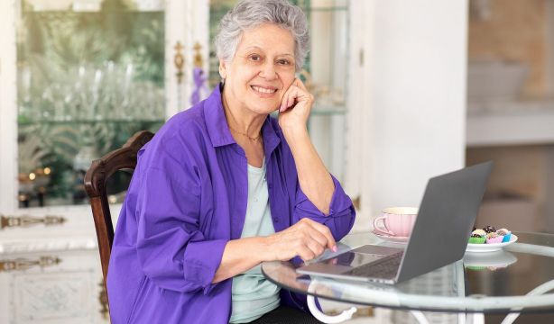 La teleasistencia repunta en verano como herramienta de acompañamiento contra la soledad