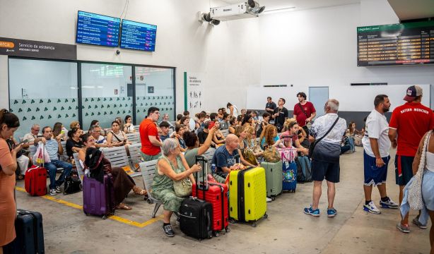 Cortes en la circulación de trenes y carreteras por los incendios: suspendido AVE Madrid-Galicia