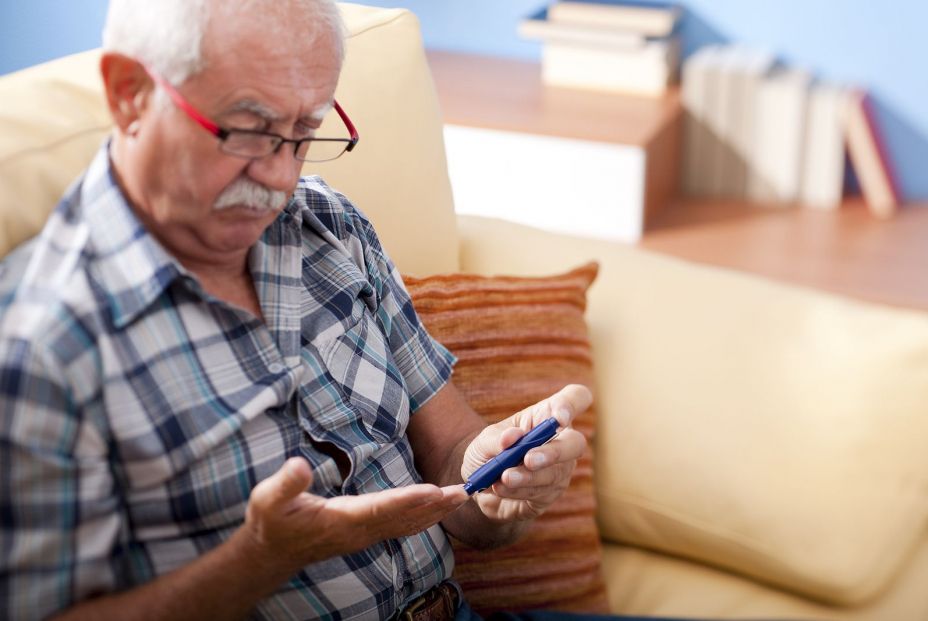 Un sénior midiéndose la glucosa. (Bigstok)