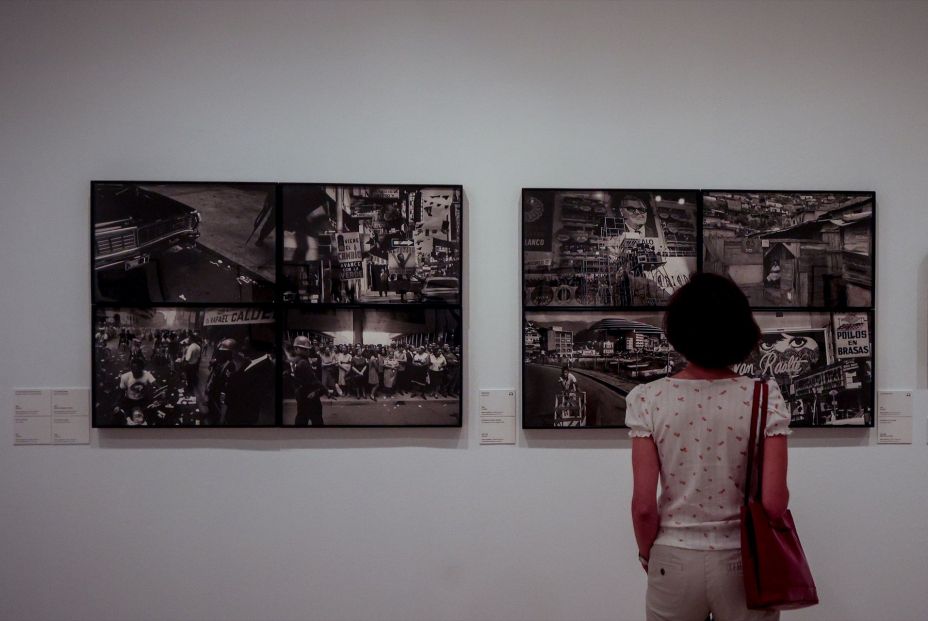 EuropaPress 4634569 mujer observa fotografias serie karakarakas exposicion paolo gasparini EuropaPress 4634569 mujer observa fotografias serie karakarakas exposicion paolo gasparini