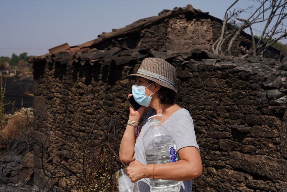 EuropaPress 6903458 vecinos continuan apagando algunos puntos calientes 16 agosto 2025 cerezal EuropaPress 6903458 vecinos continuan apagando algunos puntos calientes 16 agosto 2025 cerezal
