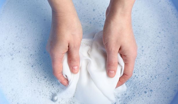 El truco definitivo para eliminar las manchas en ropa blanca sin usar lejía