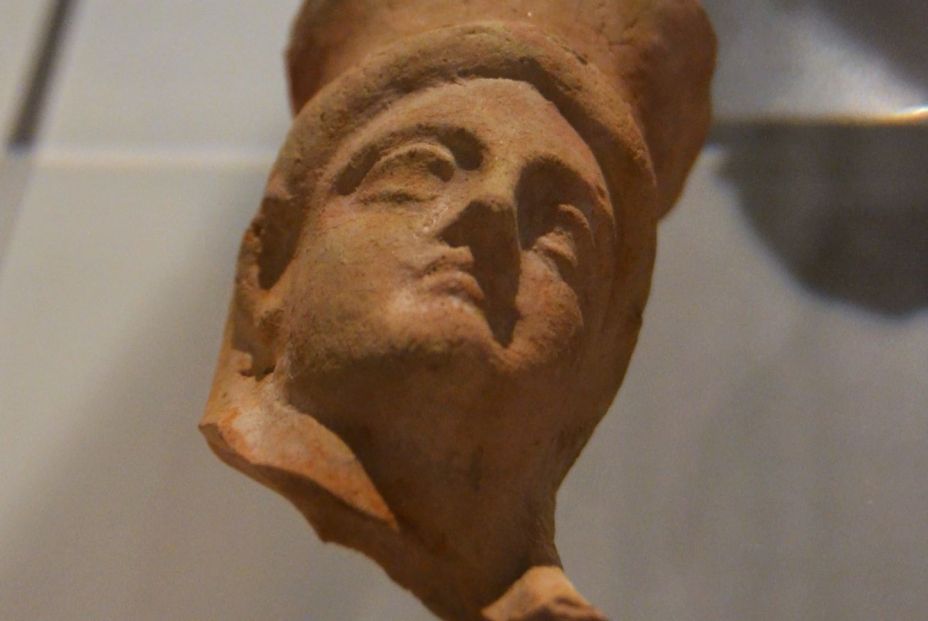 Cap de dama alada, santuari púnic de la Cova des Culleram, museu de Prehistòria de València Cap de dama alada, santuari púnic de la Cova des Culleram, museu de Prehistòria de València