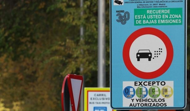 Cambio en las etiquetas ambientales de la DGT en 2026: ¿podría tu coche dejar de tener distintivo?