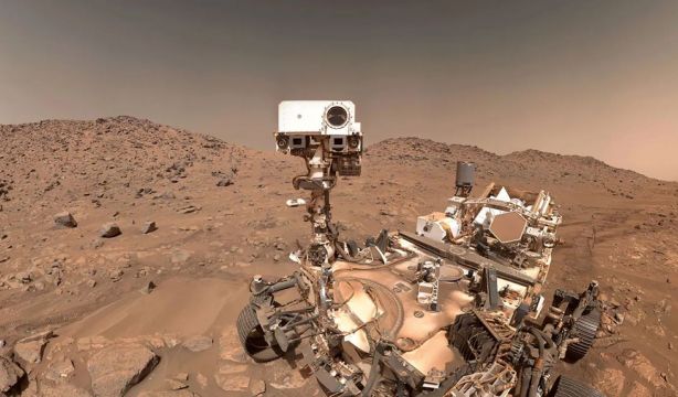 El robot explorador Perseverance de la NASA descubre una roca con forma de casco en Marte