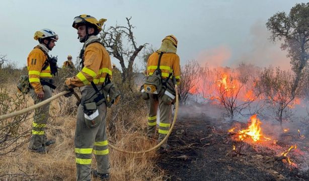 Cuatro bomberos heridos durante la extinción de los incendios en Galicia