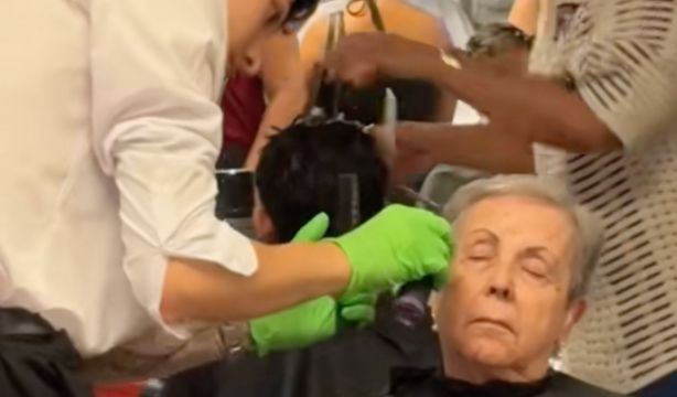 VÍDEO: Un joven se queda sin modelo para un concurso de barberos y su abuela se ofrece para ayudarlo (TikTok: queenanya77)