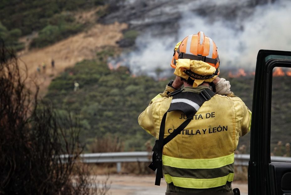 EuropaPress 6907478 bombero forestal observa incendio 19 agosto 2025 puerto san glorio leon EuropaPress 6907478 bombero forestal observa incendio 19 agosto 2025 puerto san glorio leon