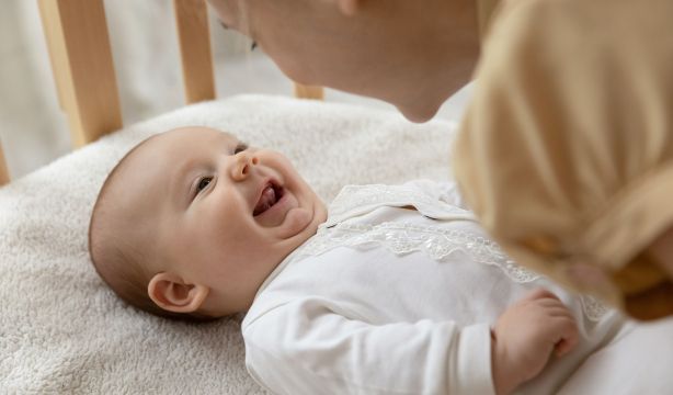 España registra mil nacimientos más que en 2024, pero la natalidad continúa en mínimos