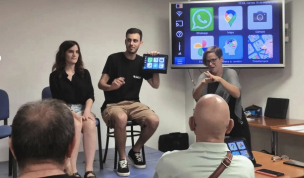 Crean un WhatsApp sin barreras para personas mayores y con dificultades de accesibilidad