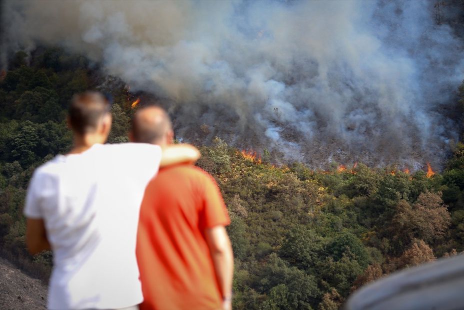 EuropaPress 6907917 varias personas observan incendio sierra courel 19 agosto 2025 quiroga lugo