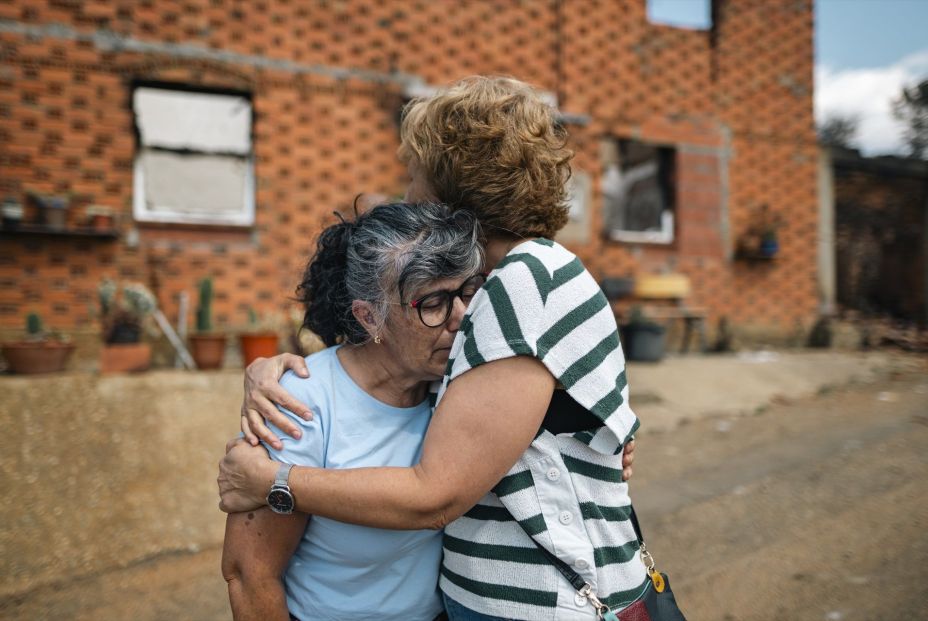 EuropaPress 6909756 vecinos castrocalbon junto vivienda sido destruida incendios 20 agosto 2025