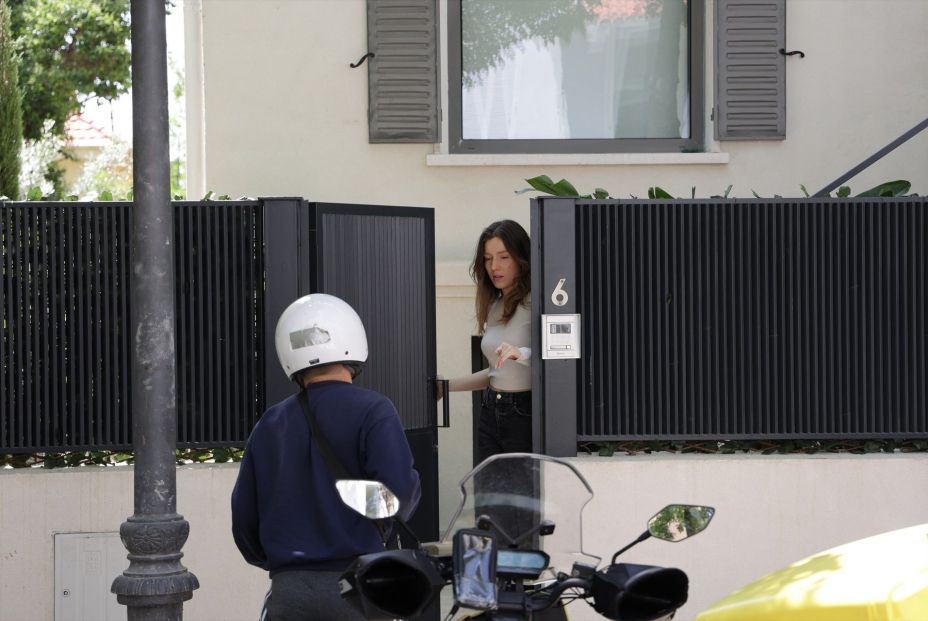 EuropaPress 5190043 repartidor lleva comida domicilio actriz amber heard 11 mayo 2023 madrid