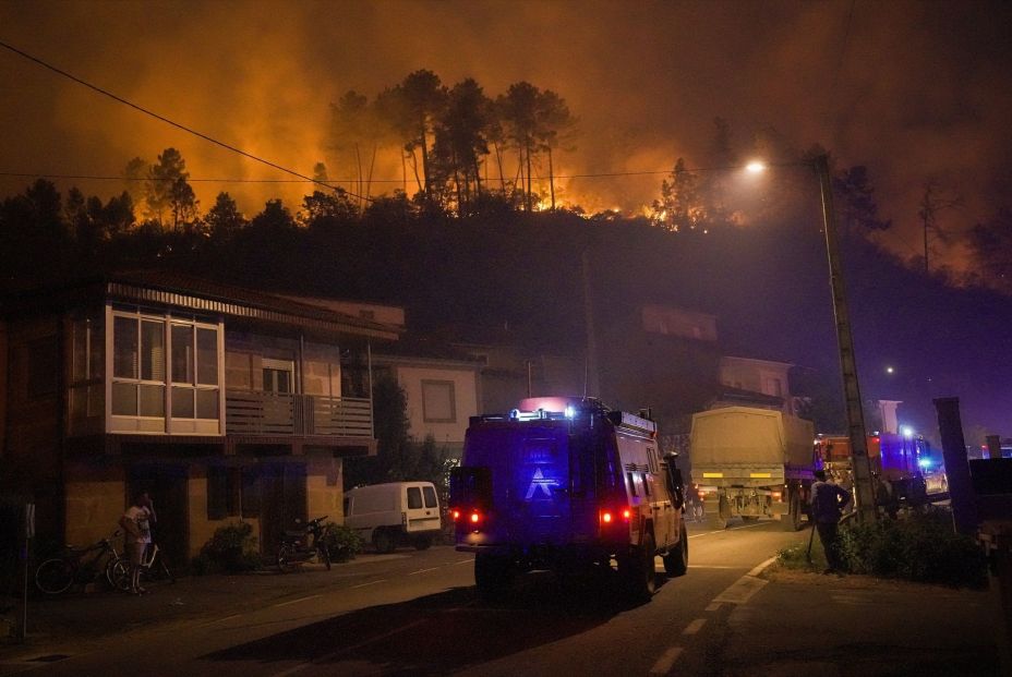 EuropaPress 6912967 varios camiones militares tratan extinguir fuego 17 agosto 2025 retorta