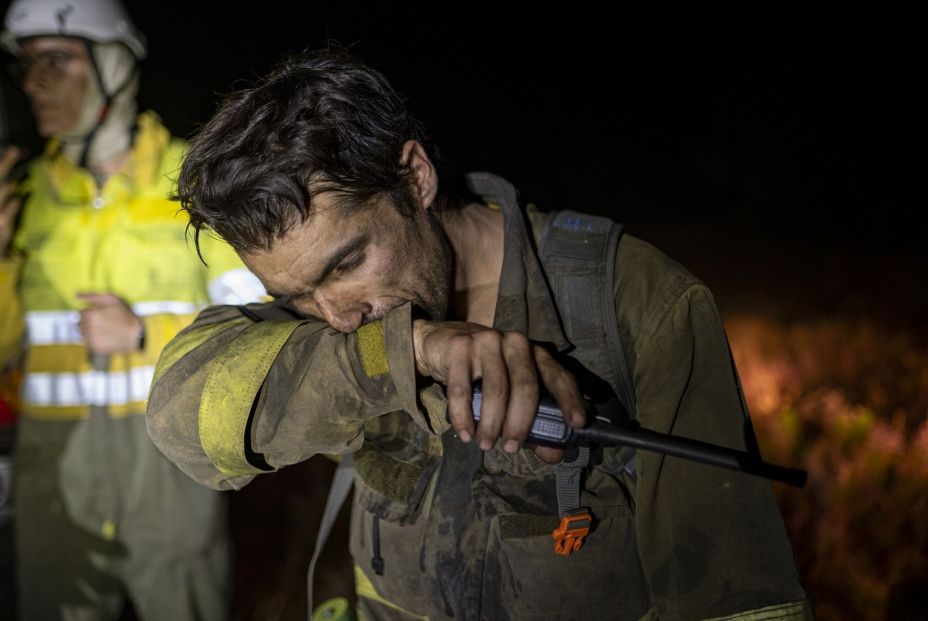 EuropaPress 6912245 bombero forestal 22 agosto 2025 argayo leon castilla leon espana ayudados