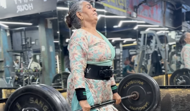 La sorprendente historia de la mujer mayor que carga más de 100 kilos para controlar la artritis