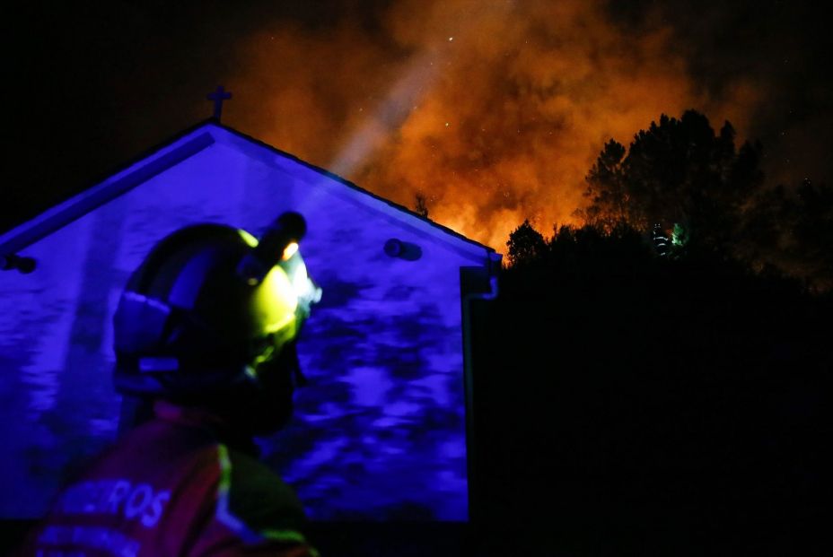 EuropaPress 6916162 bombero trabaja extincion incendio 25 agosto 2025 pobra brollon lugo