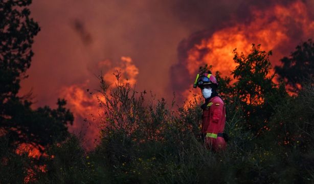 Última hora de los incendios: Asturias evacúa seis pueblos por el avance del fuego en Ibias