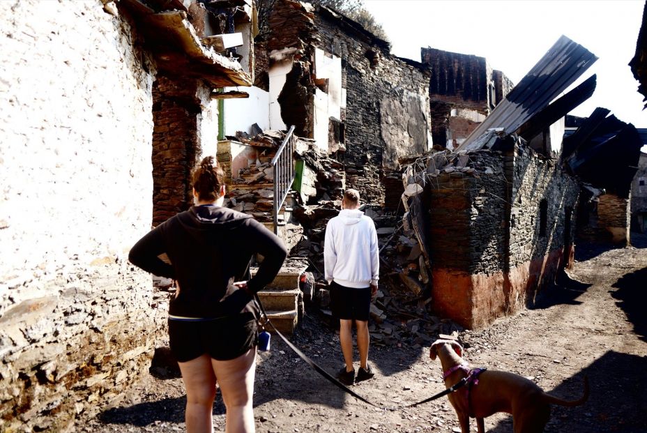 EuropaPress 6911557 varios vecinos pasean ruinas incendio 22 agosto 2025 cernego ourense EuropaPress 6911557 varios vecinos pasean ruinas incendio 22 agosto 2025 cernego ourense