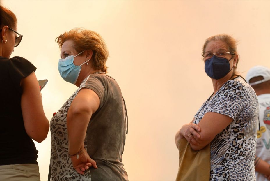 Varias personas observan el incendio forestal, a 24 de agosto de 2025, en La Baña, Encinedo, La 2Cabrera, León, Castilla y León