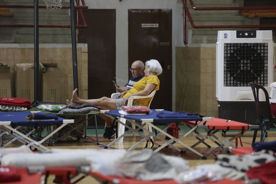 Varias personas evacuadas, en el pabellón municipal de La Bañeza, a 13 de agosto de 2025, en La Bañeza, León, Castilla y León