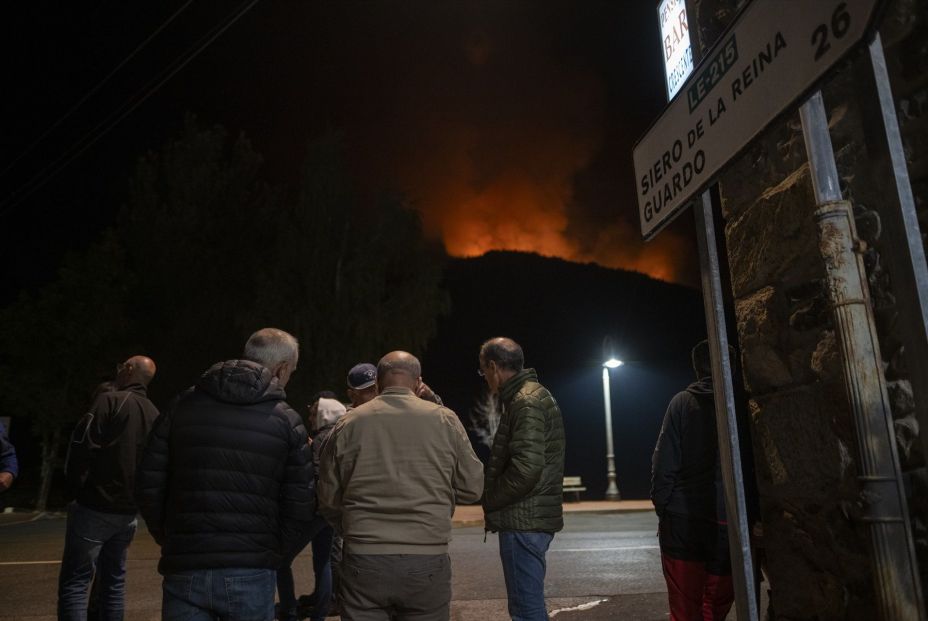Varias personas observan el incendio, a 20 de agosto de 2025, en Boca de Huérgano, León, Castilla y León