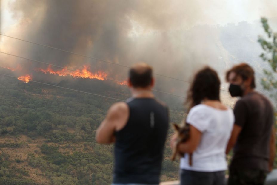 EuropaPress 6914049 varias personas observan incendio forestal 24 agosto 2025 bana encinedo (1)