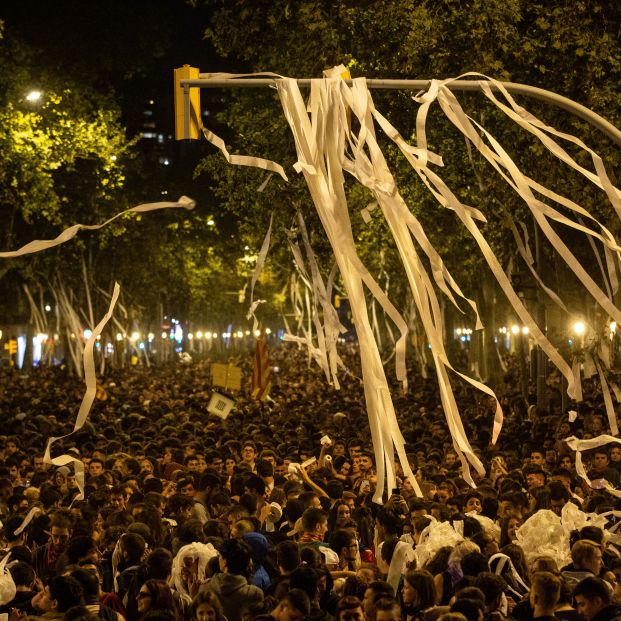 EuropaPress 2429828 Manifestantes convocados por los CDR arrojan papel higiénico al cielo en la Gran Vía barcelonesa en Barcelona (Cataluña España) a 16 de octubre de 2019(1)