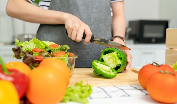 Plástico, madera o cristal: ¿qué tabla de cortar debemos usar en nuestra cocina?