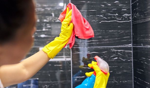 El truco definitivo para limpiar la mampara de la ducha y dejarla reluciente 