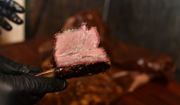 El truco definitivo de un chef para sellar la carne y evitar que se queme el aceite