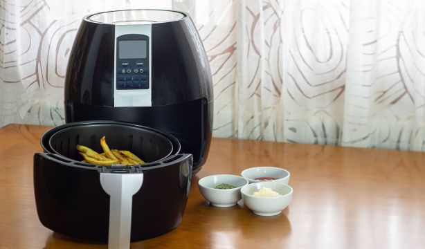 Una experta de limpieza desvela el truco definitivo para limpiar la air fryer